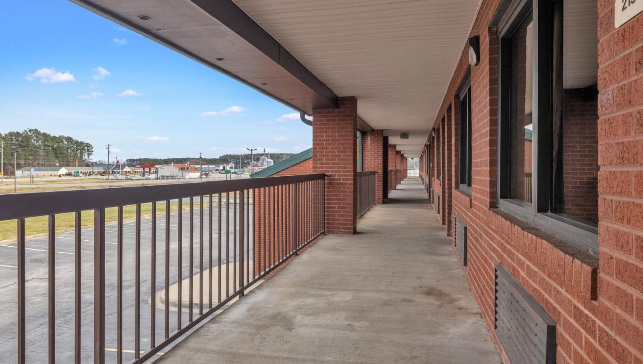 Studios And Suites 4 Less Emporia Exterior foto