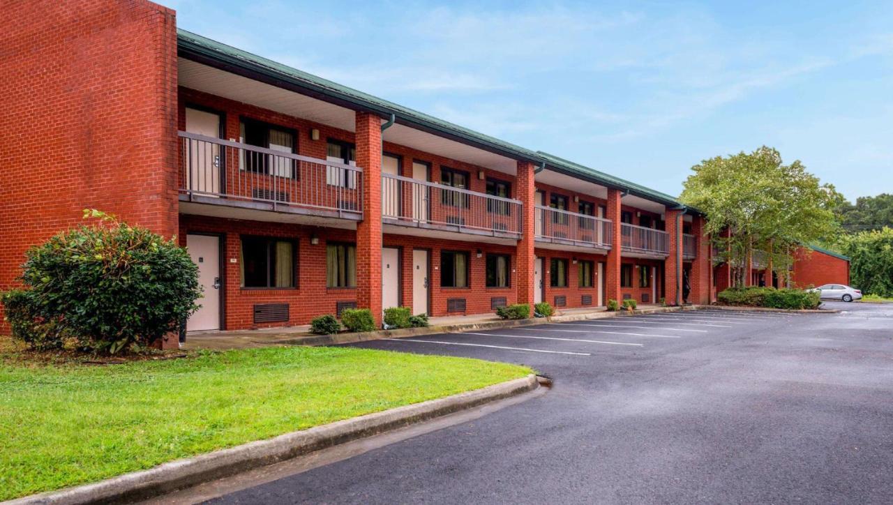 Studios And Suites 4 Less Emporia Exterior foto